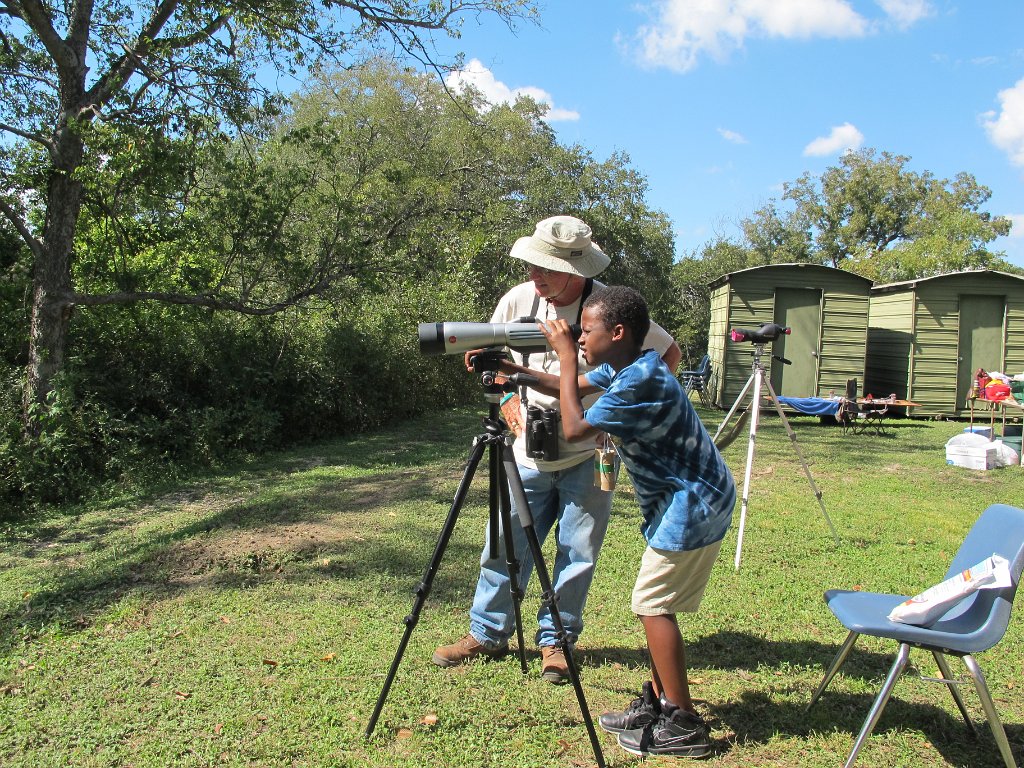 IMG_5472.JPG - Gil helping youngster see a bird 